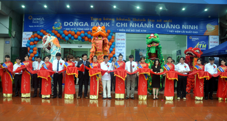 Các đại biểu cắt băng khai trương trụ sở mới của DongA Bank tại số 199, Nguyễn Văn Cừ, TP Hạ Long.