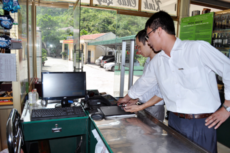 Siêu thị công nhân của XN Than Thành Công được lắp đặt máy POS để cho công nhân thuận tiện hơn trong việc chi trả khi mua hàng hóa.