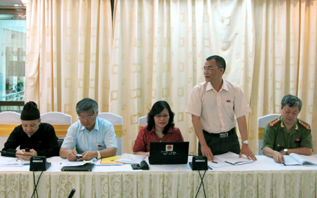 ĐB Trần Văn Minh, Phó Trưởng Đoàn ĐBQH tỉnh phát biểu tại phiên thảo luận tổ.