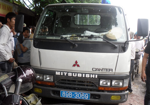 Chiếc xe 3 cảnh sát giao thông huyện Văn Giang bị người dân chặn lại.