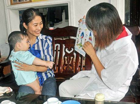 Cán bộ y tế xã Quảng Thịnh tuyên truyền phòng chống suy dinh dưỡng cho các gia đình có con dưới 5 tuổi trên địa bàn xã.