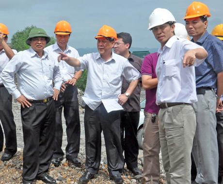 Đồng chí Đỗ Thông,  Phó Chủ tịch Thường trực UBND tỉnh cùng các đại biểu khảo sát vị trí đổ thải theo đề xuất của Công ty CP Than Đèo Nai