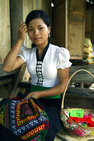 Thiếu nữ Thái thêu khăn Piêu.