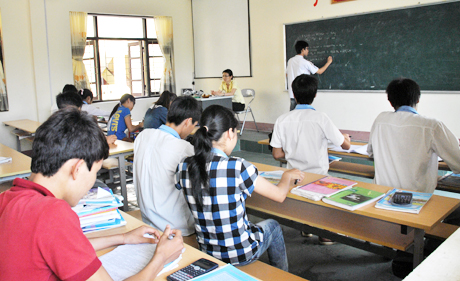 Học sinh Trường THPT Quảng Hà (Hải Hà) ôn tập kiến thức cho kỳ thi tốt nghiệp THPT và kỳ thi đại học sắp tới.