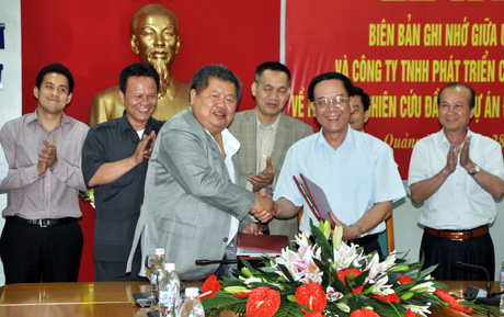 Đồng chí Đỗ Thông, Phó Chủ tịch Thường trực UBND tỉnh và lãnh đạo Công ty TNHH Phát triển Công cộng Ý - Thái ký kết biên bản ghi nhớ.