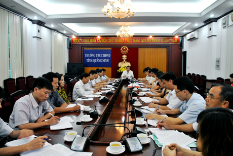 Đồng chí Nguyễn Đức Long, Phó Bí thư Tỉnh uỷ, Chủ tịch HDND tỉnh chủ trì cuộc họp.