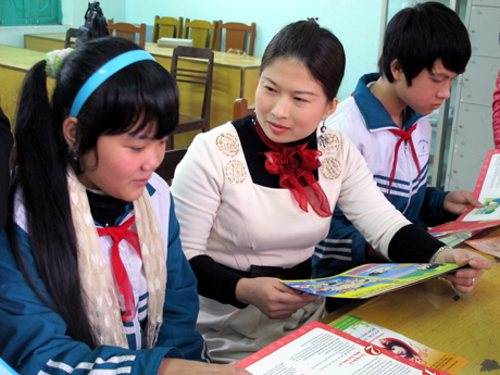 Thực hiện mô hình Văn phòng - điểm công tác xã hội trẻ em, cô giáo Đoàn Kim Dung, Trường THCS Nguyễn Văn Thuộc đang trò chuyện với học sinh về những vướng mắc, khó khăn trong cuộc sống. Ảnh: Việt Hoa