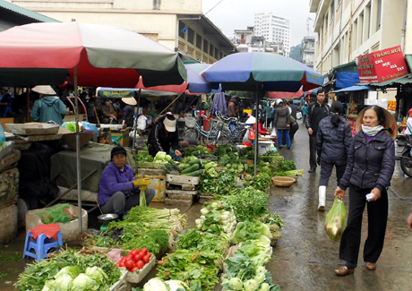 Những thực phẩm thiết yếu tại các chợ trên địa bàn Hạ Long bắt đầu giảm giá.
