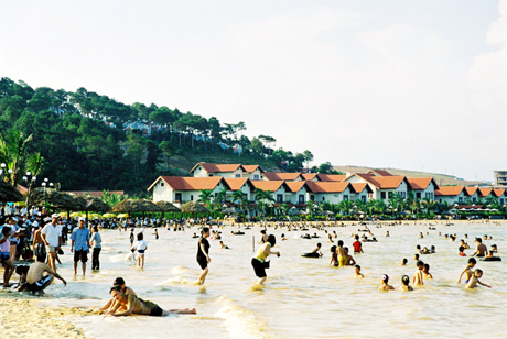 Ngày hè ở bãi tắm Khu du lịch Quốc tế Tuần Châu.