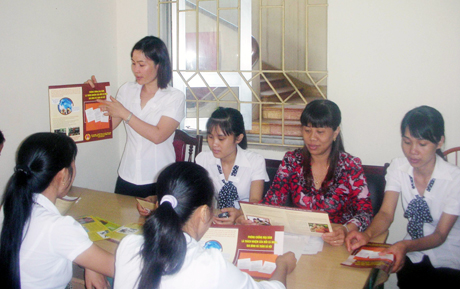 Chị Đinh Thị Kim Anh, Chủ nhiệm CLB đang phổ biến kỹ năng làm mẹ an toàn cho hội viên.