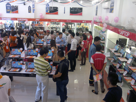 Đông đảo khách hàng đến mua các sản phẩm của FPT shop.