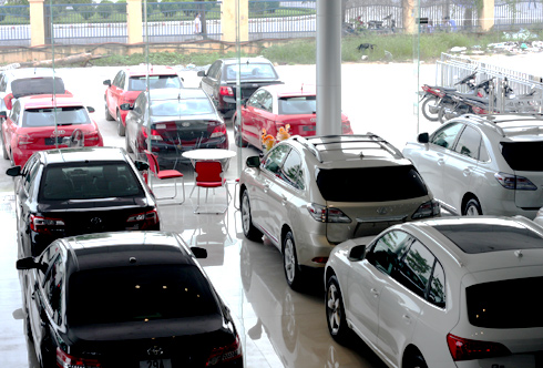 Những chiếc xe nằm chờ khách tại một showroom trên đường Lê Đức Thọ (Hà Nội) vào ngày 31/5.
