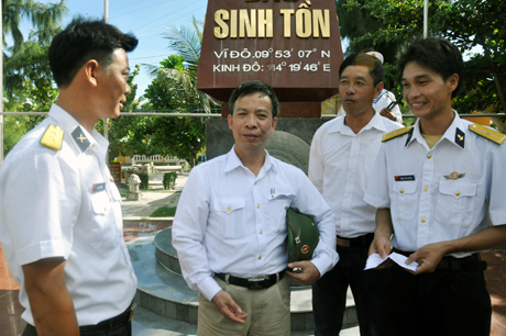 Đồng chí Đỗ Vũ Chung, Ủy viên BTV, Trưởng ban Dân vận Tỉnh ủy tặng quà, động viên hai trung uý Đỗ Văn Công và Đinh Văn Châu, quê ở Quảng Yên đang đóng quân ở đảo Sinh Tồn.