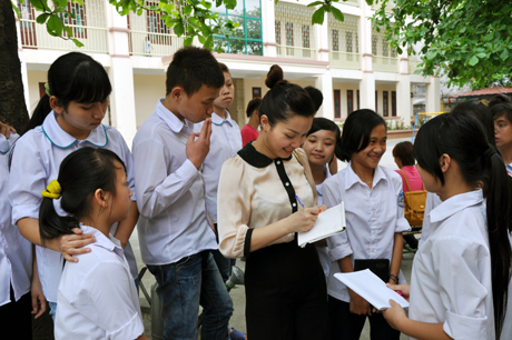 Ca sĩ Ngọc Anh thăm Trung tâm Bảo trợ trẻ em có hoàn cảnh đặc biệt nhân Tết thiếu nhi, 1-6-2012.