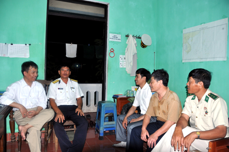 Các thành viên đoàn Quảng Ninh thăm hỏi sức khỏe Đại úy Nguyễn Văn Bình, đảo Nam Yết-người đã có 24 năm gắn bó với Trường Sa.