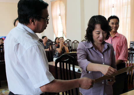 Đồng chí Vũ Thị Thu Thủy, Phó Chủ tịch UBND tỉnh kiểm tra việc niêm yết đề thi tại Hội đồng thi THPT Văn Lang.