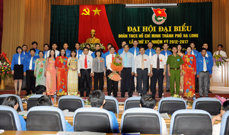 Các đồng chí lãnh đạo Tỉnh Đoàn, TP Hạ Long tặng hoa chúc mừng BCH Thành Đoàn Hạ Long khoá mới trong lễ ra mắt.