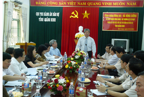 Bộ trưởng Bộ Tư pháp Hà Hùng Cường phát biểu tại buổi làm việc với Cục THADS tỉnh.