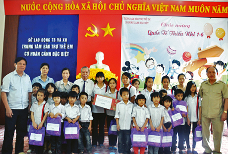 Hội Khuyến học tỉnh đến thăm, tặng quà trẻ em Trung tâm bảo trợ trẻ em có hoàn cảnh đặc biệt, nhân ngày Quốc tế thiếu nhi 1-6 năm 2012.
