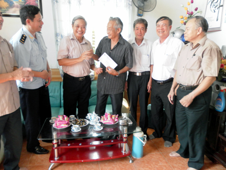 Lãnh đạo Hội CCB cơ quan DCĐ tỉnh thăm, tặng quà gia đình chính sách trên địa bàn phường Hồng Hà (TP Hạ Long).