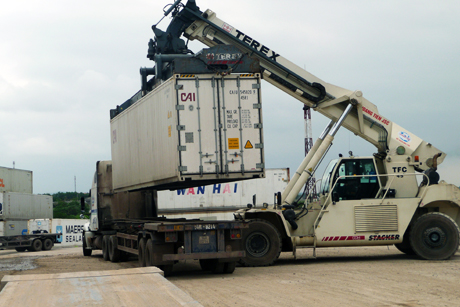 Bốc xếp hàng hoá chuyển khẩu tại Khu kinh tế cửa khẩu Móng Cái.