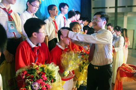 Ban tổ chức trao Huy chương Vàng cho thí sinh của tỉnh Quảng Ninh