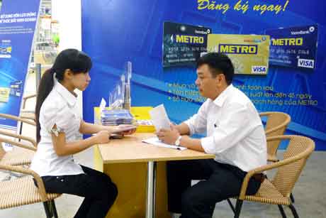 Cán bộ Chi nhánh Vietinbank Quảng Ninh làm thủ tục cấp thẻ đồng thương hiệu Metro- Vietinbank cho khách hàng.