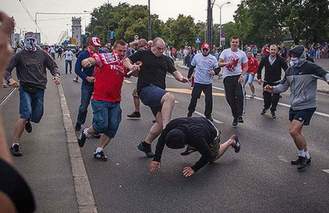 Vụ đánh nhau xảy ra bên ngoài sân vận động ở Warsaw. Ảnh: AFP.