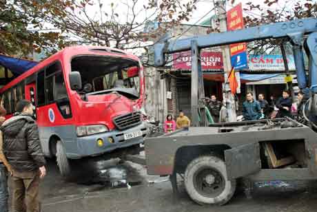 Vụ tai nạn giao thông tại Km12, phường Quang Hanh, TP Cẩm Phả, ngày 4-3-2012.