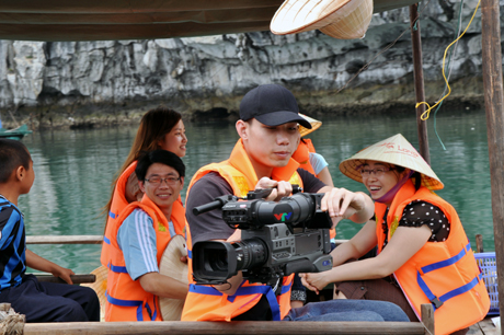 Các phóng viên trẻ của Đài PT-TH Quảng Ninh đang tác nghiệp.