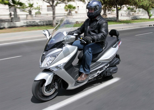 SYM GTS 125 đời 2012 với thiết kế mới, như đèn pha hình đôi mắt dữ dằn.
