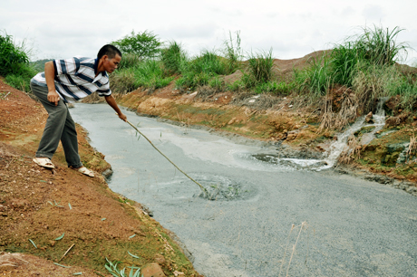 Nguồn nước xả thải của KCN Hải Yên gây ô nhiễm môi trường nghiêm trọng.