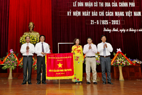Đồng chí Phạm Minh Chính, Uỷ viên Ban Chấp hành TƯ Đảng, Bí thư Tỉnh uỷ trao cờ thi đua của Chính phủ cho tập thể lãnh đạo Báo Quảng Ninh.