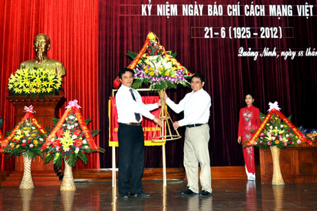 Bí thư Tỉnh ủy Phạm Minh Chính tặng hoa chúc mừng Báo Quảng Ninh nhân dịp kỷ niệm 87 năm ngày Báo chí Cách mạng Việt Nam và đón nhận cờ thi đua của Chính phủ.