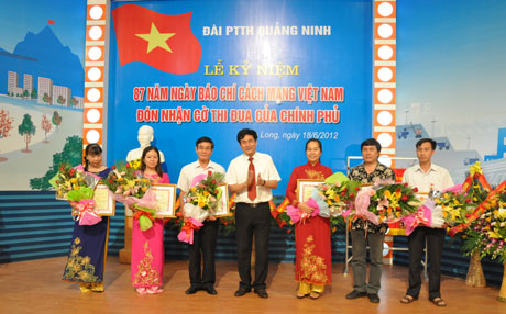 Đồng chí Trần Mạnh Hùng, Chủ tịch Hội nhà báo tỉnh, Giám đốc Đài PTTH tỉnh trao quyết định danh hiệu CSTĐ cấp tỉnh cho 6 đồng chí đã có thành tích xuất sắc trong công tác 3 năm liên tục (2009-2011)