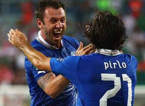 Cassano và Pirlo phối hợp ghi bàn mở tỷ số cho Italy.