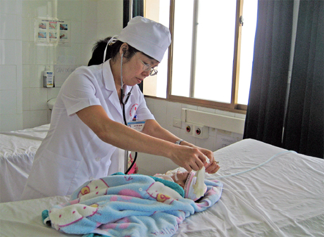 Khoa Nhi (Bệnh viện Đa khoa tỉnh) là một trong những cơ sở điều trị cho trẻ sau khi được sinh ra từ bà mẹ nhiễm HIV.
