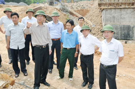 Chủ tịch UBND tỉnh Nguyễn Văn Đọc cùng Đoàn công tác kiểm tra tiến độ thi công cầu Mạt Trạt.