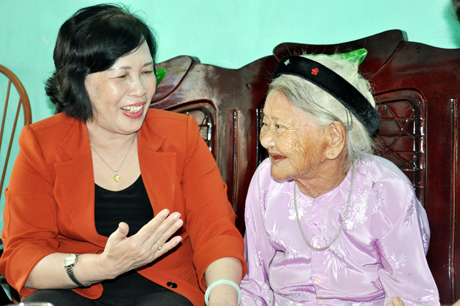 Đoàn công tác Bộ LĐTB&XH đã đến thăm và tặng quà Mẹ Việt Nam Anh hùng Tô Thị Tân, thuộc tổ 8, khu 7, phường Bãi Cháy