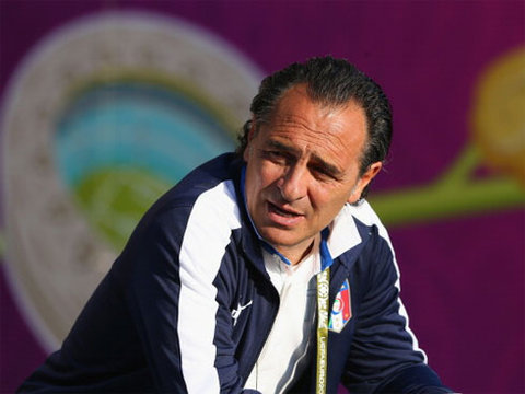 Prandelli luôn cầu nguyện cho tuyển Italy chân cứng đá mềm tại Euro 2012.