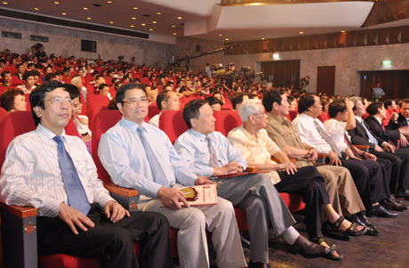 Đồng chí Bí thư Tỉnh uỷ Phạm Minh Chính phát biểu tại buổi gặp mặt.