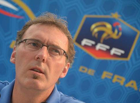 HLV Laurent Blanc đang phải đương đầu với thách thức từ nội bộ tuyển Pháp.