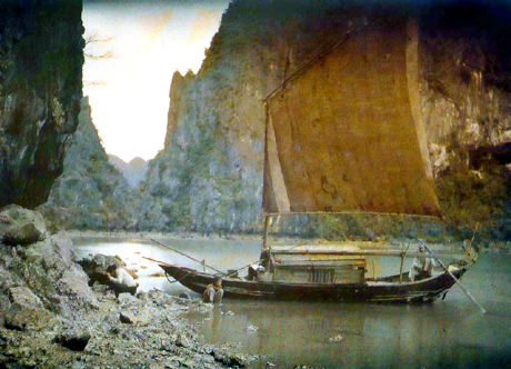 Vịnh Hạ Long năm 1915. Hình trong ảnh cho thấy có thể đây là hang Bồ Nâu.