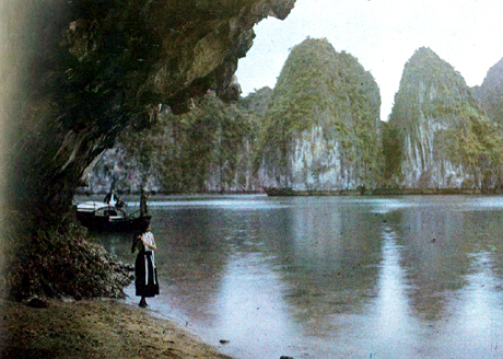 Ngư dân trên Vịnh Hạ Long (ảnh chụp năm 1915).
