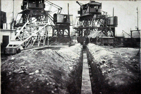 Cẩu pooc-tich điều khiển bằng điện được xây dựng tại bến Hòn Gai năm 1926.