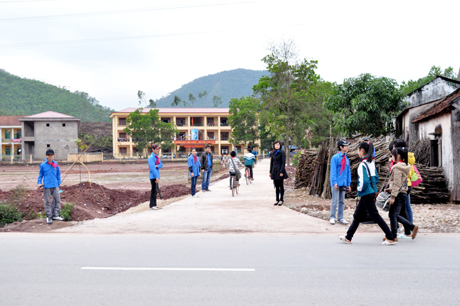Đội thanh niên tự quản Trường THPT Hải Lạng làm nhiệm vụ đảm bảo ATGT trước cổng trường.