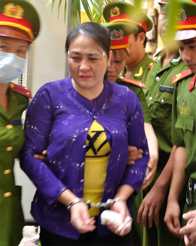 Bà Liễu được áp giải vào tòa.