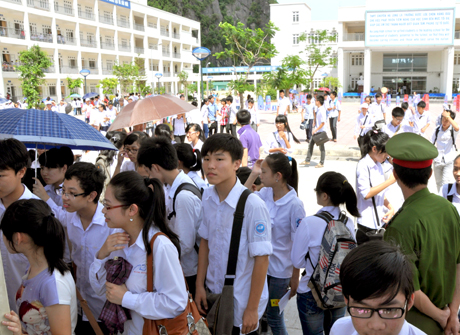 Hội đồng thi trường THPT Chuyên Hạ Long - HĐT có số lượng thí sinh dự thi đông thứ 2 trên địa bàn tỉnh sau giờ thi môn Ngữ Văn.
