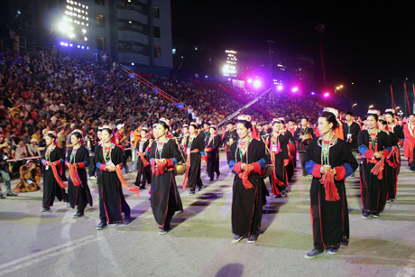 Lễ hội Carnaval Hạ Long 2012 đã thu hút đông đảo nhân dân và du khách. Ảnh: Đỗ Phương