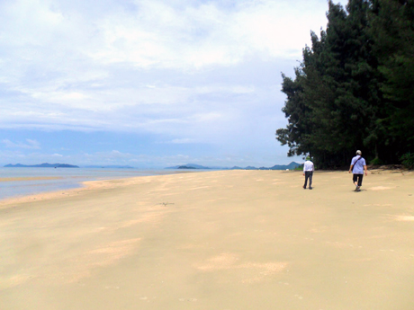 Bãi biển với cát trắng trải dài.